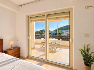 Huge Views 2BR Ap x Kitchen, Parking, Beach 2 min - 2