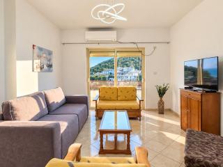 Huge Views 2BR Ap x Kitchen, Parking, Beach 2 min - 1