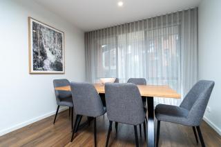 Contemporary Tri-Level APT in a Prime Central Spot - Hosted by Canstay - 6
