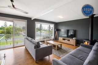 Sunfish Pet Friendly 4 Mins Walk to Beach - 0