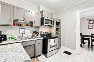 Beautifully Remodeled 4BR Home Near Niagara Falls - 4