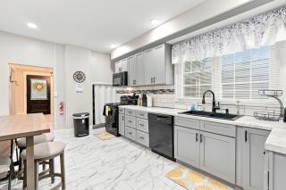 Beautifully Remodeled 5BR Home Near Niagara Falls - 7