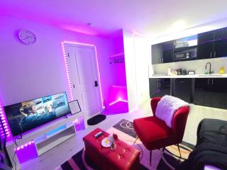 SwitHome Glen Suite & Studio Near YEG 2bed-2Baths - 9