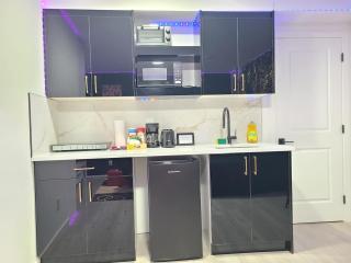 SwitHome Glen Suite & Studio Near YEG 2bed-2Baths - 7
