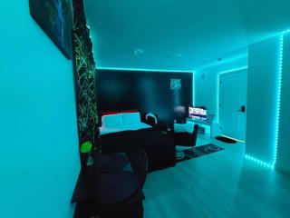 SwitHome Glen Suite & Studio Near YEG 2bed-2Baths - 2