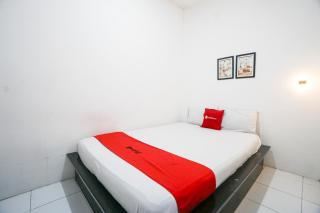 RedDoorz at Sirih Gading Guest House Tulungagung - 0