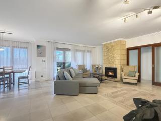Beachside 4-Bed House With Pool In Warnbro - 9