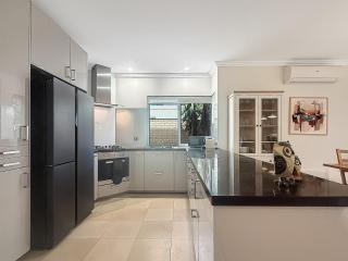 Beachside 4-Bed House With Pool In Warnbro - 2