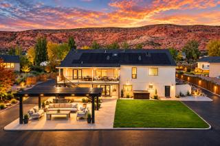 Exclusive Retreats Desert Dream Estate 10 Bedrooms Sleeps 35 - 0
