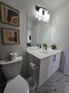 Edmonton 5190 Massive 4BHK 2 Living room Self check in - 9