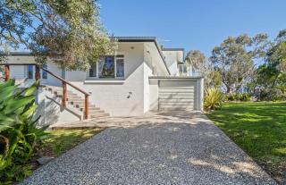 Kings Beach Home Amongst Tranquil Gardens - 5