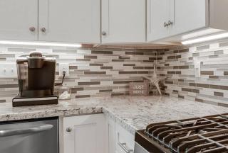 *Chic Beach Cottage Retreat* near Beach/downtown - 1