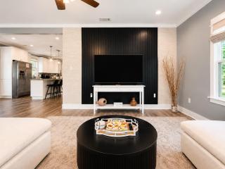 *Chic Beach Cottage Retreat* near Beach/downtown - 7