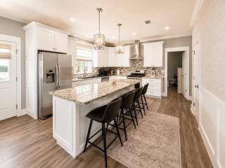 *Chic Beach Cottage Retreat* near Beach/downtown - 8