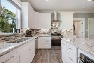 *Chic Beach Cottage Retreat* near Beach/downtown - 3