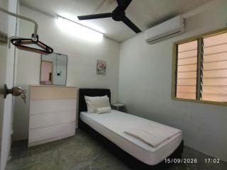 Two-storey house with 5 single beds - 6