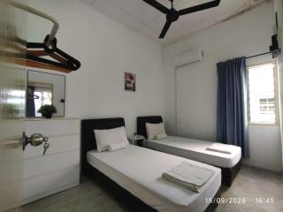 Two-storey house with 5 single beds - 4