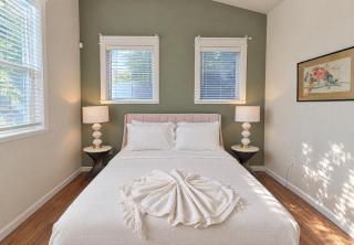 Vaulted-Ceiling Studio · Full Kitchen + Laundry - 4