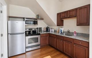 Vaulted-Ceiling Studio · Full Kitchen + Laundry - 8