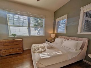 Vaulted-Ceiling Studio · Full Kitchen + Laundry - 7