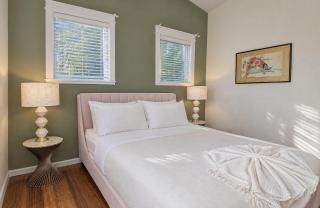 Vaulted-Ceiling Studio · Full Kitchen + Laundry - 3