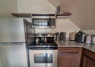 Vaulted-Ceiling Studio · Full Kitchen + Laundry - 2