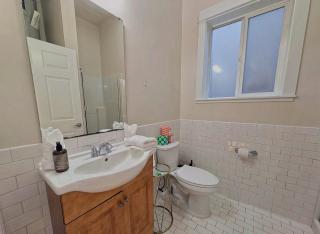 Vaulted-Ceiling Studio · Full Kitchen + Laundry - 6