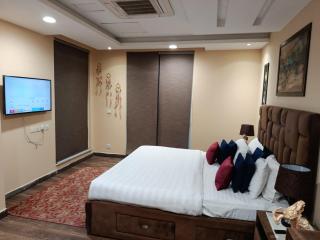 The Perfect Blend of Price and Comfort in GCM laxor Stay in Prime location - Lahore - 4