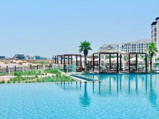 Stunning 2BR Golf & Circuit Views Yas Island - 7