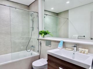 Stunning 2BR Golf & Circuit Views Yas Island - 3