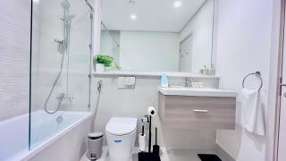 Stunning 2BR Golf & Circuit Views Yas Island - 2