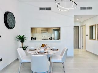 Stunning 2BR Golf & Circuit Views Yas Island - 1