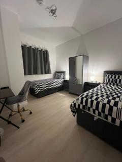 Apartment 2 by SJP - Central Kettering - Twin Bedroom - Free Parking - 1