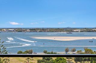 2BR Broadwater Views - Pool, Gym & Parking - 9