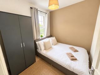 Modern Dartford House, 4 Bedrooms, Garden, Sleeps 9 - 5