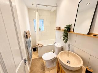 Modern Dartford House, 4 Bedrooms, Garden, Sleeps 9 - 7