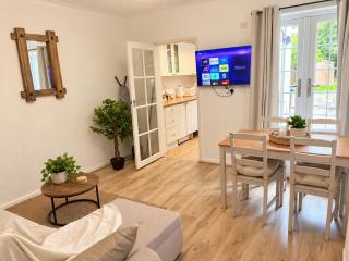 Modern Dartford House, 4 Bedrooms, Garden, Sleeps 9 - 4