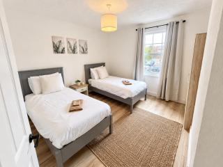 Modern Dartford House, 4 Bedrooms, Garden, Sleeps 9 - 1