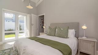 Leeward Beach House on Thesen Island - 9