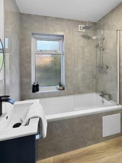 Sleeps 8 4 bed Heanor with Garden & Driveway - 4