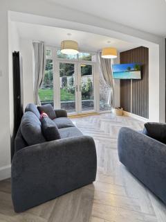 Sleeps 8 4 bed Heanor with Garden & Driveway - 8