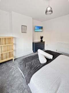 Sleeps 8 4 bed Heanor with Garden & Driveway - 3