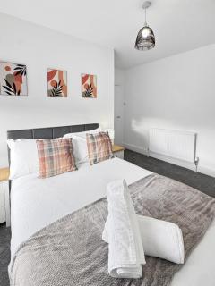 Sleeps 8 4 bed Heanor with Garden & Driveway - 2