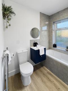 Sleeps 8 4 bed Heanor with Garden & Driveway - 7