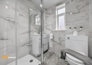 Spacious House with Parking, Sleeps 6, Near Airport - 5