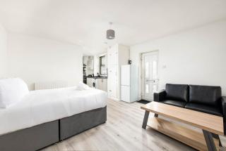 Charming Studio Flat in Vibrant Redfield - 8