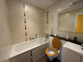 Bright 2-Bed Apt | Close to Airport | City Links - 9