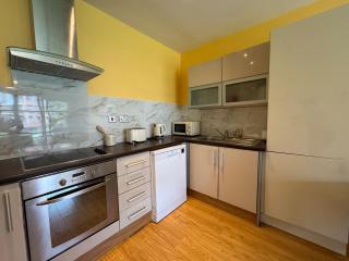 Bright 2-Bed Apt | Close to Airport | City Links - 8