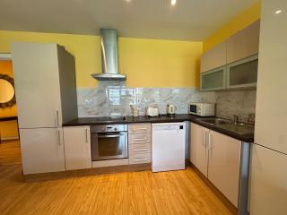 Bright 2-Bed Apt | Close to Airport | City Links - 7