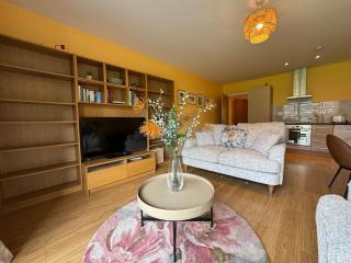 Bright 2-Bed Apt | Close to Airport | City Links - 6